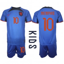 Nederländerna Memphis Depay #10 Bortaställ Barn VM 2022 Korta ärmar (+ Korta byxor)